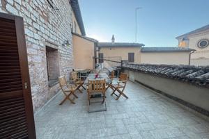 CASA SEMINDIPENDENTE A SPELLO
