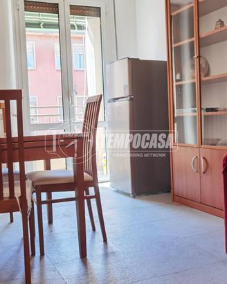 Monolocale con balcone e cantina.