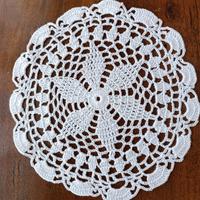 Centrino bianco ad uncinetto