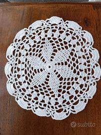 Centrino bianco ad uncinetto