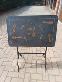 Tavolo a ribalta vintage in ferro e legno decorato