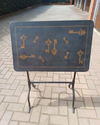Tavolo a ribalta vintage in ferro e legno decorato