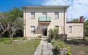villa-indipendente-di-ampie-metrature-con-giardino