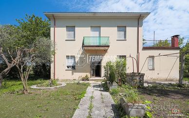 VILLA INDIPENDENTE DI AMPIE METRATURE CON GIARDINO