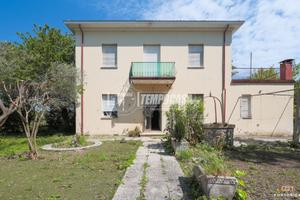 VILLA INDIPENDENTE DI AMPIE METRATURE CON GIARDINO
