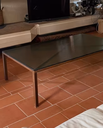 Tavolo moderno con ripiano in vetro