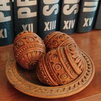 Uova in legno intagliate a mano