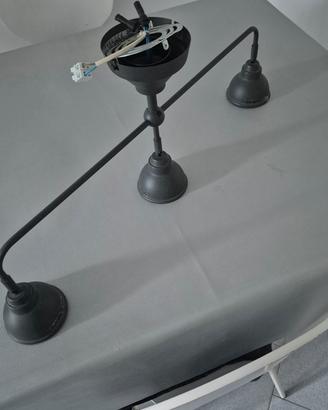 lampadario a sospensione con faretti.