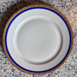 Servizio piatti in porcellana con profilo in oro