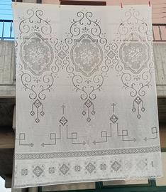 Tenda ricamata ad intaglio