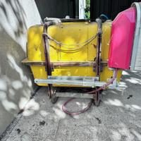 Serbatoio irroratore con spazzola laterale