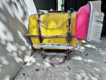 Serbatoio irroratore con spazzola laterale