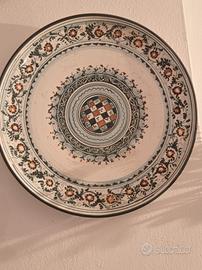 piatto decorato sul blu