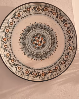 piatto decorato sul blu