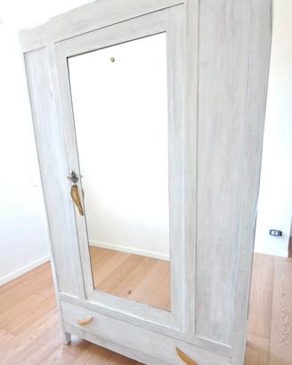 Armadio in legno massiccio