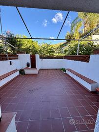 Casa su due livelli con spazi esterni