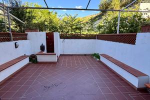 Casa su due livelli con spazi esterni