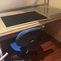 Scrivania e arredamento IKEA per studio o camera.