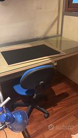 Scrivania e arredamento IKEA per studio o camera.