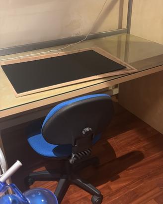 Scrivania e arredamento IKEA per studio o camera.