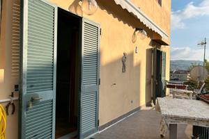 Agropoli,centralissimo trivano arredato