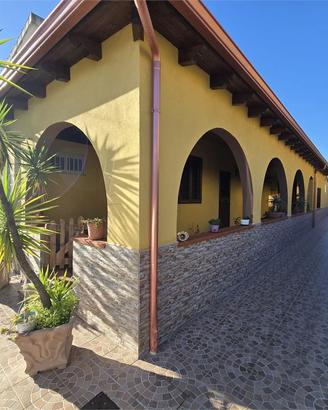 MOLARA: VILLA CON TERRAZZO RECENTEMENTE