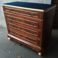 cassettone in legno con piano in velluto 