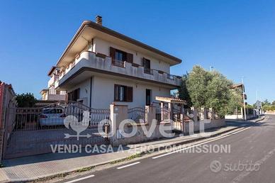 Villa di 250 m² con più di 5 locali e posto auto a