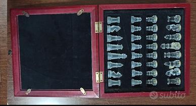 Scacchiera in vetro con pedine in vetro