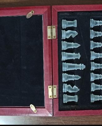 Scacchiera in vetro con pedine in vetro