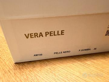 Anfibi neri in pelle