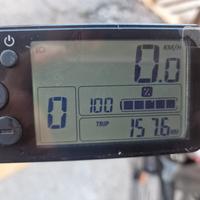 Bici trekking elettrica a pedalata assistita