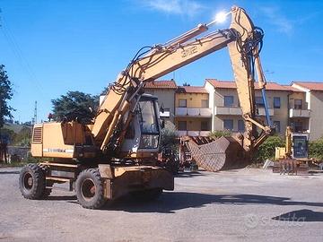 ESCAVATORE USATO GOMMATO LIEBHEER 912