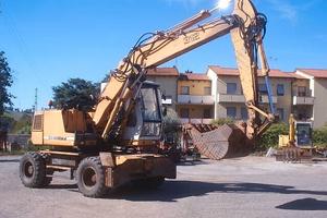 ESCAVATORE USATO GOMMATO LIEBHEER 912