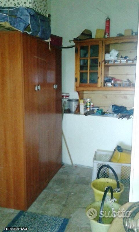 Scaletta superiore ampio terreno con fabbricato - Vista 2