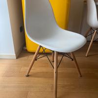 Sedia bianca e sedia nera moderne