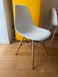 Sedia bianca e sedia nera moderne