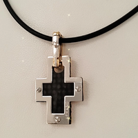 Ciondolo a croce oro bianco oro giallo e diamante