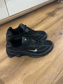 Nike Shox nere con dettagli blu