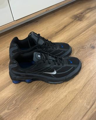 Nike Shox nere con dettagli blu