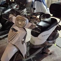 Aprilia Scarabeo 125 ie-parabrezza nuovo bauletto