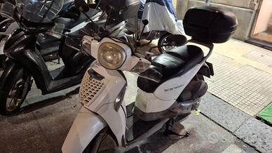 Aprilia Scarabeo 125 ie-parabrezza nuovo bauletto