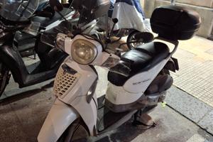 Aprilia Scarabeo 125 ie-parabrezza nuovo bauletto