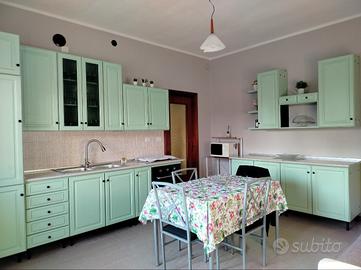 cucina con elettrodomestici 