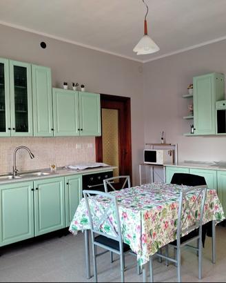 cucina con elettrodomestici 