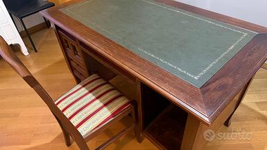 Scrivania da salotto anche come porta pc più sedia