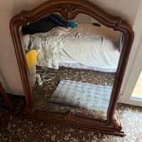 Specchio con cornice in legno