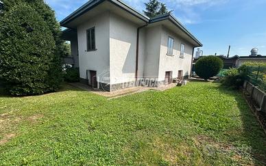 LOMAZZO: villa singola con giardino e box doppio