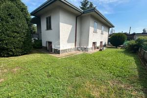 LOMAZZO: villa singola con giardino e box doppio