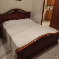 Letto matrimoniale classico in legno con comodino